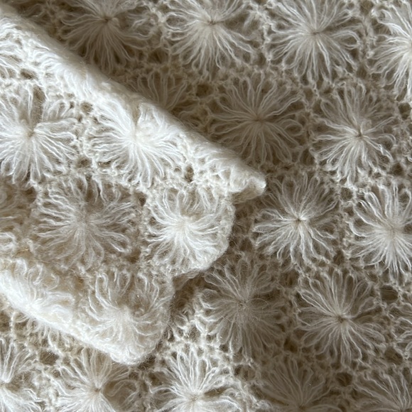 White Vintage Sweater - Picture 3 of 3